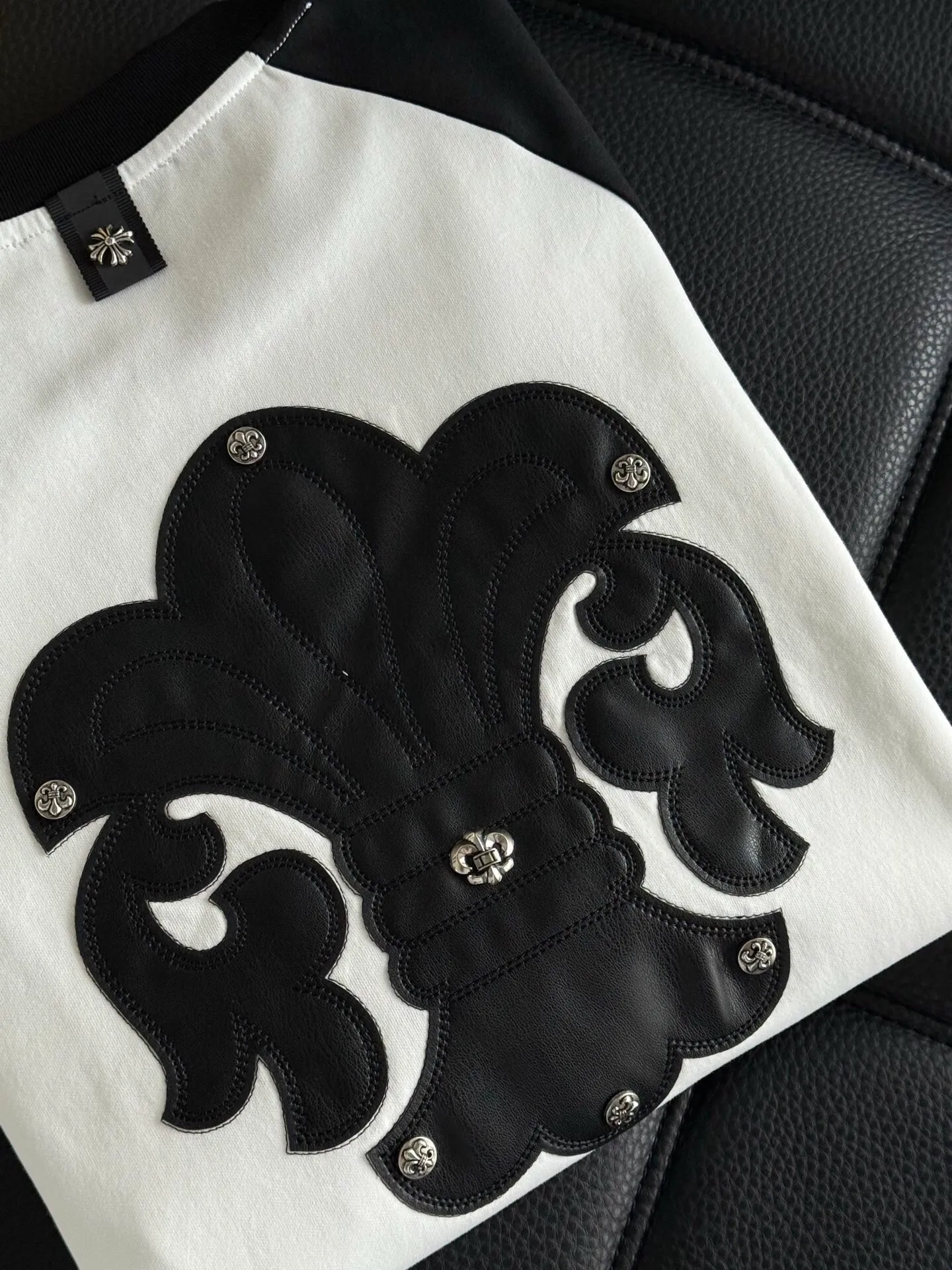 P420 💰 ChromeHearts Chrome Heart Round Neck Raglan Sleeves—Pursue quality and ensure quality! Using double-sided cotton fabric, the texture is clearly visible, the texture is soft, delicate and smooth, and the custom-made leather stitching process is full of drape! The workmanship is fine and the shoulder lines are smooth. All imported chain machines are used to make the shoulder rolling strips. It has a certain thickness and is not made of cheap material but has a shiny feel that is comfortable and not tight on the upper body. It is the most avant-garde street item that can be easily matched by both men and women!  Color: black Size: m-3xl Style number: 3566